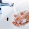 Udržte si pěkné ruce i přes časté mytí a dezinfekci_shutterstock
